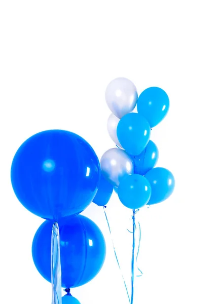Niebieski szczęśliwy powietrza latający balon na białym tle — Zdjęcie stockowe