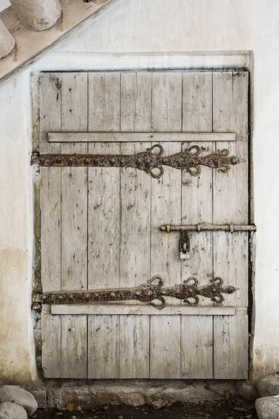 Porta in legno con elementi in ferro battuto isolati su fondo bianco — Foto Stock