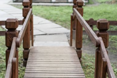 yeşil çim zemin üzerine Park ahşap köprü