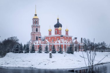 Katedral ve kış arka plan Polist Staraya Russa nehirde