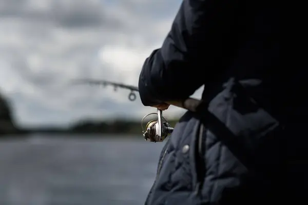 Balıkçı nehir önünde bir besleyici ile — Stok fotoğraf