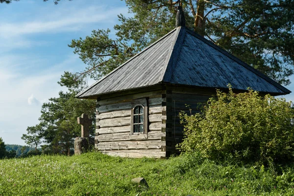 Het houten huisje op gras heuvel met een kopie-ruimte — Stockfoto