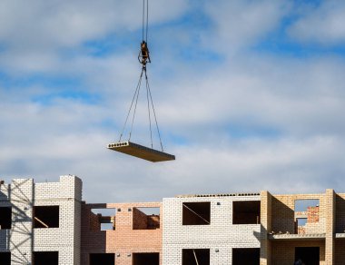 Vinç kaldırma çimento blok zemin üzerine bina yapım aşamasında