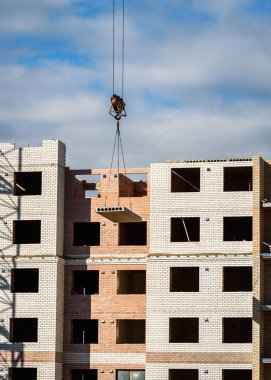 Vinç kaldırma çimento blok zemin üzerine bina yapım aşamasında