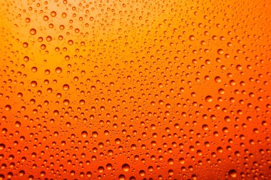 buğulu bardak bira turuncu parlak arka plan kadar kapatın