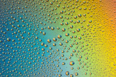 buğulu cam damla closeup gökkuşağı renkli arka plan üzerinde