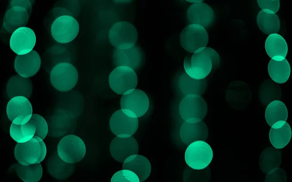 Groene bokeh in de vervaging op donkere achtergrond van Kerstmis — Stockfoto