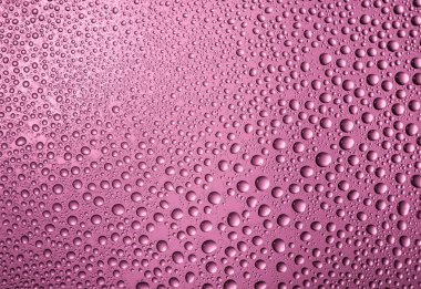 buğulu cam damla su ile yakın çekim, pembe arka plan