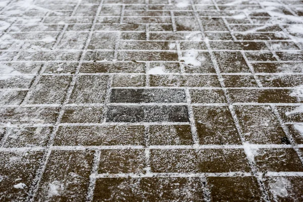 舗装の雪に覆われたタイルのクローズアップ — ストック写真