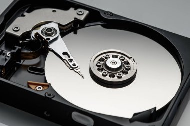 Demonte bilgisayar sabit disk gümüş renk closeup izole