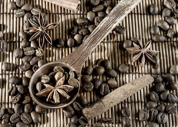 Деревянная посуда со звездой анисовый перец корицы изолированы на мат — стоковое фото