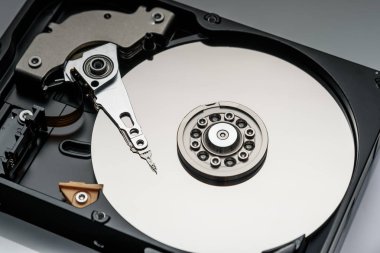 Demonte bilgisayar sabit disk gümüş renk closeup izole