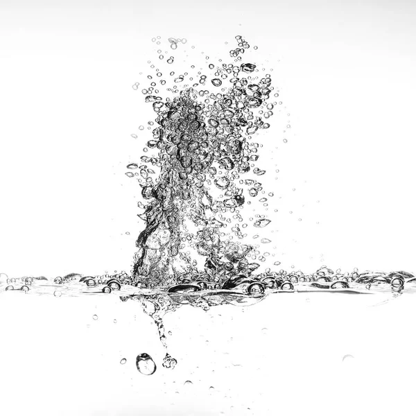 Przelewanie wody z pęcherzyków na białe tło zbliżenie — Zdjęcie stockowe