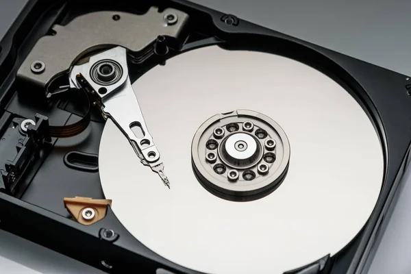 Demonte bilgisayar sabit disk gümüş renk closeup izole