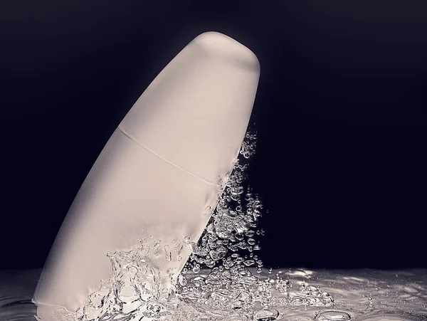 Dusch gel och schampo vattenstänk isolerad på mörk bakgrund — Stockfoto