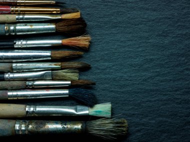 Boya fırçaları koyu arka plan, yazıtlar için alan satırındaki yan yatarken kullanılan