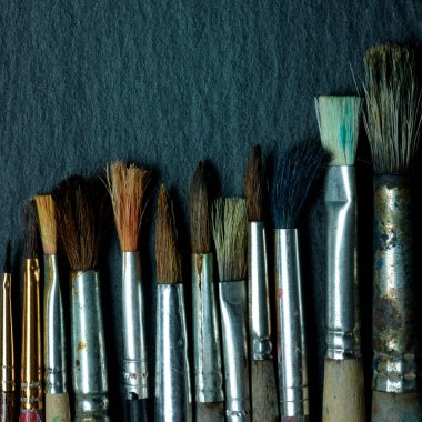 Boya fırçaları koyu arka plan, yazıtlar için alan satırındaki yan yatarken kullanılan