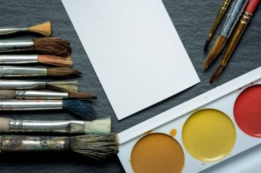 fırça, karanlık bir arka plan üzerinde boya beyaz sayfa