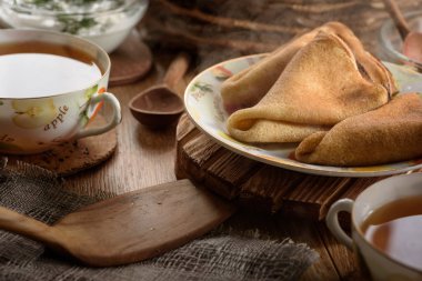 Kahvaltı çay ve sıcak kırmızı lezzetli gözleme ahşap tablo