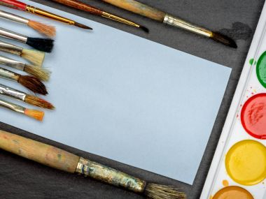 fırça, karanlık bir arka plan üzerinde boya beyaz sayfa