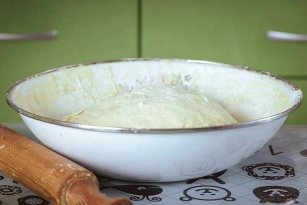 La masa para el pastel en un tazón blanco sobre el fondo de la cocina — Foto de Stock