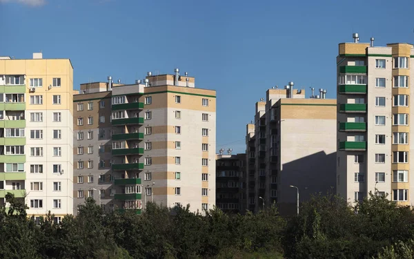 Panorama città vista di edifici su sfondo cielo blu — Foto Stock