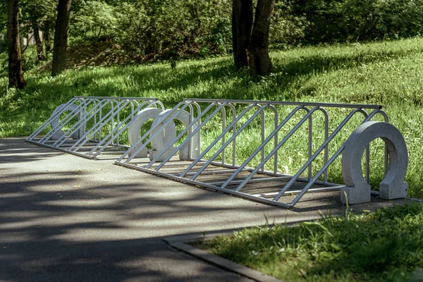 Estacionamento de bicicletas. Estacionamento vazio para bicicletas no parque de verão — Fotografia de Stock