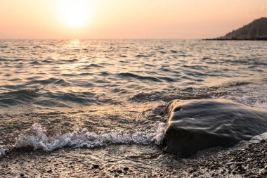 Güzel yaz pembe günbatımı denizde