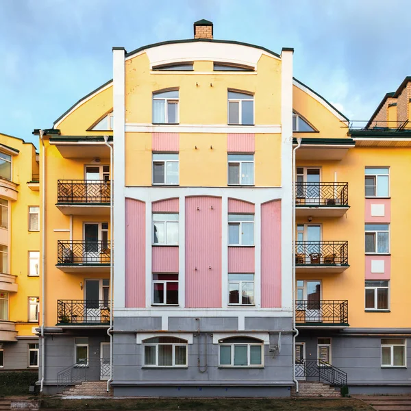 Colorato edificio di cinque piani in stile interessante su sfondo cielo blu — Foto Stock