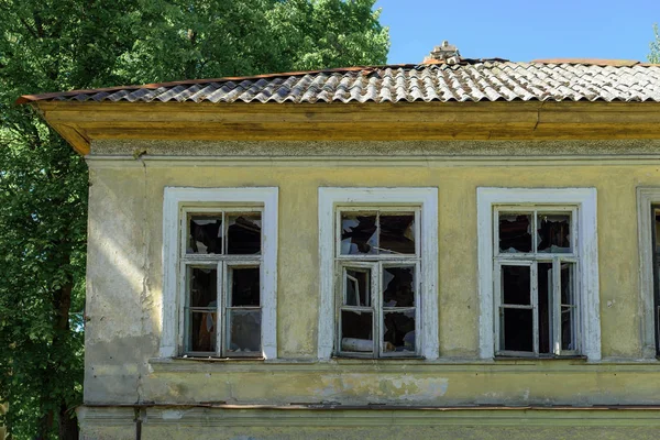 terk edilmiş bir binada, kırık camlar