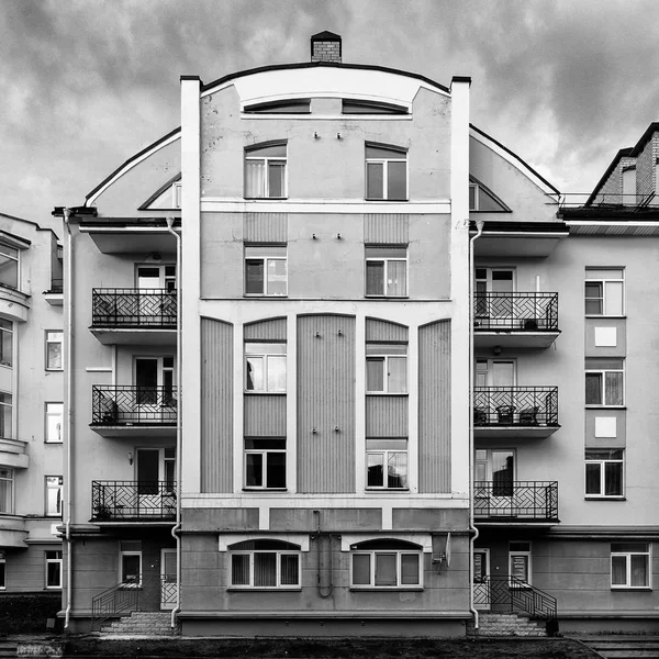 Edificio di cinque piani in stile interessante su sfondo cielo — Foto Stock