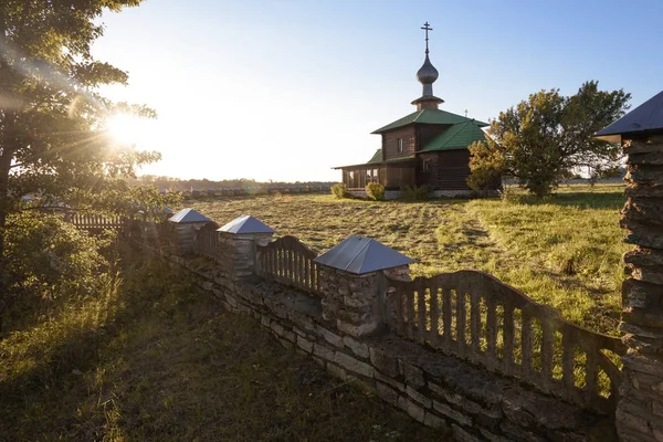 Herfst landschap met uitzicht op de kerk in het mooie weer — Stockfoto