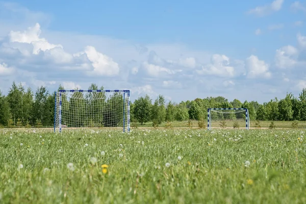 Futbol sahası kırsal alanda yatay çekim