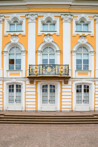 Зовнішній вигляд однієї класичної будівлі кованого балкона і переднього входу — стокове фото