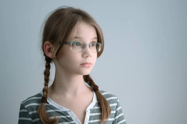 Foto horizontal de una adolescente con gafas y dos trenzas. Retrato de la chica rubia —  Fotos de Stock