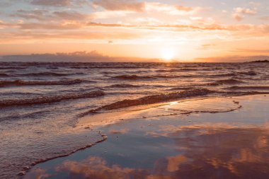Akşam gökyüzü kum olduğu gibi görüntü arka plan denizde aynaya suya yansıyan