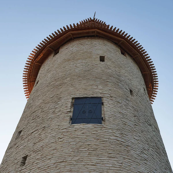 Tour haute du Kremlin Pskov contre le ciel bleu. Vue du bas . — Photo