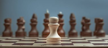 Herkese karşı tek başına, gri arka planda satranç beyaz pençesi karşı orduya karşı.