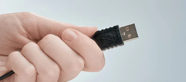 Горизонтальний Постріл Руки Тримає Чорний Usb Кабель Ізольовано Сірому Фоні — стокове фото