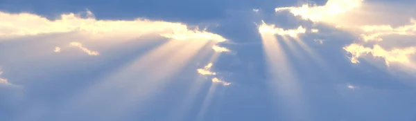 Disparo Horizontal Los Rayos Del Sol Atraviesa Las Nubes Azules — Foto de Stock