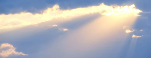 Disparo Horizontal Los Rayos Del Sol Atraviesa Las Nubes Azules — Foto de Stock