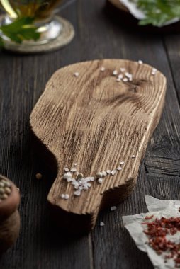 Eski ahşap bir masada kaba tuz, cam zemininde de yağ ile yakın plan. Fotoğraf alanı kopyala.