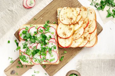 Sağlıklı kahvaltı. Elmalı ve tarçınlı sandviç, turp ve yeşillikli sandviç. Üst görünüm.