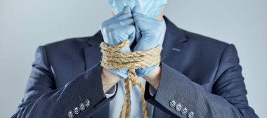 Elleri lastik eldiven takmış işadamının yatay görüntüsü. Konsept işi tehdit altında..