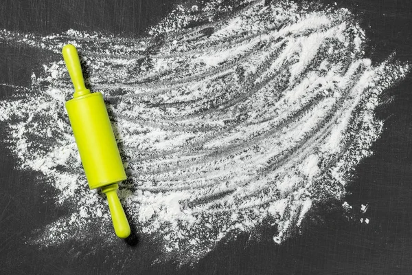 Flour, rolling pin and blank chalkboard on a black scratched background. Top view. Flat lay. Mockup for menu or recipe. — Stock Photo, Image