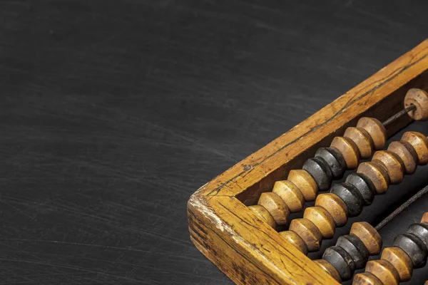 Régi fa karcos vintage decimális abacus fekete asztalon, a háttér. — Stock Fotó