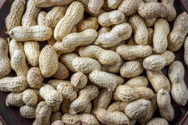 Ahşap masa üzerinde kabuk kurutulmuş fıstık. Üstten Görünüm