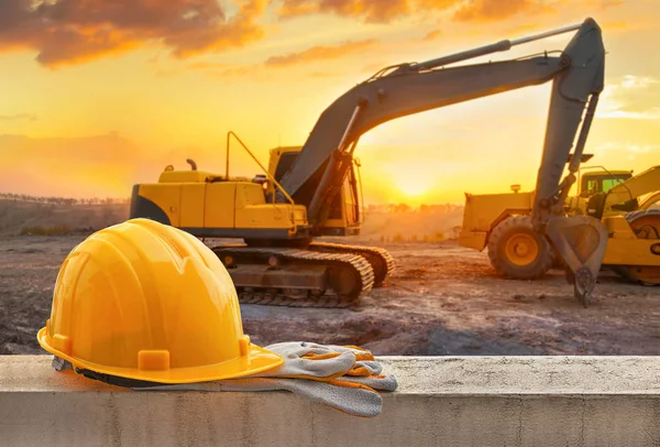 Chapéu duro amarelo no canteiro de obras — Fotografia de Stock