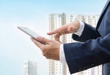 Eller dijital tablet tutan işadamı