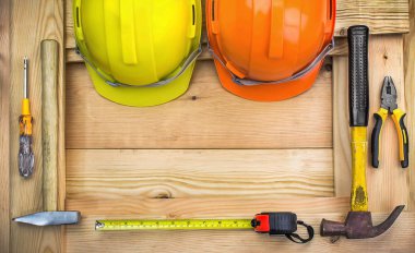 Alt masa üzerinde inşaat araçları. Metin için boş alan.